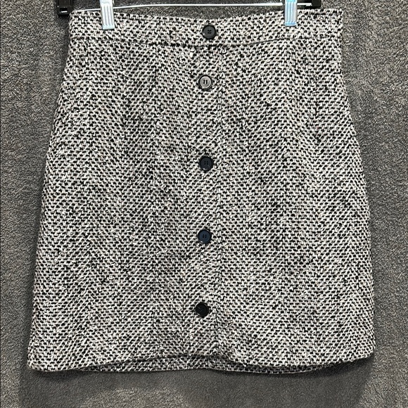 LOFT Dresses & Skirts - LOFT Black and White Textured Mini Skirt. Tweed.